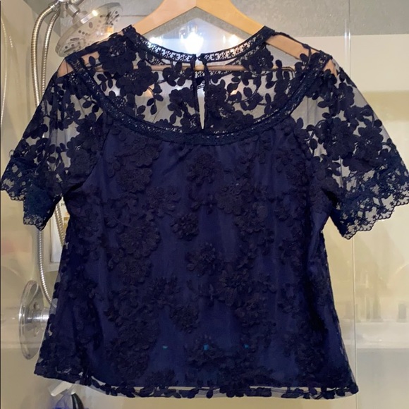 Beautiful lace Laundry top. Size m - Picture 3 of 3